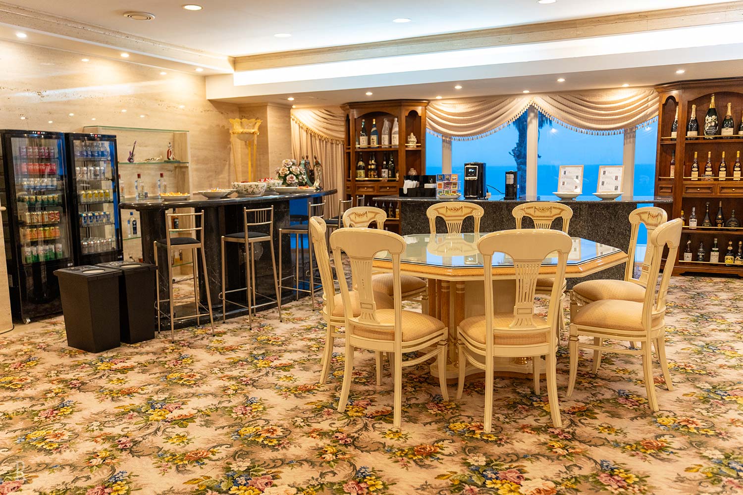 Lounge (Free Drinks)