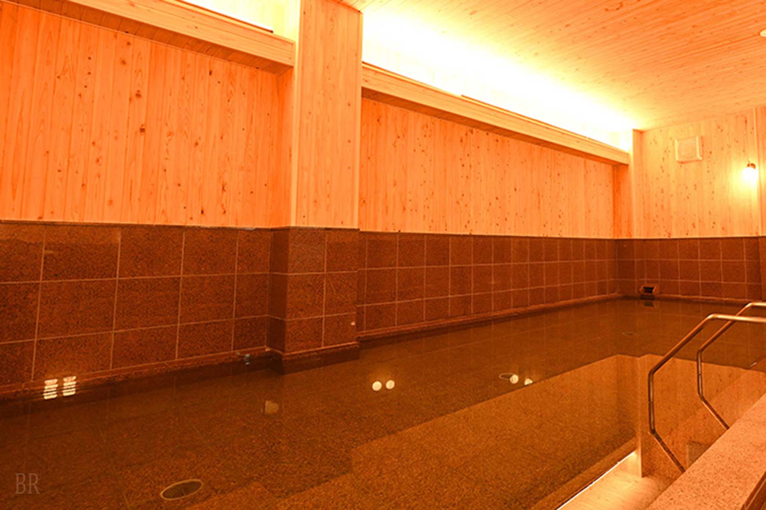 The resort also features a spa facility, Kariko-no-Yu, equipped with a large
              public bath and bedrock bath.