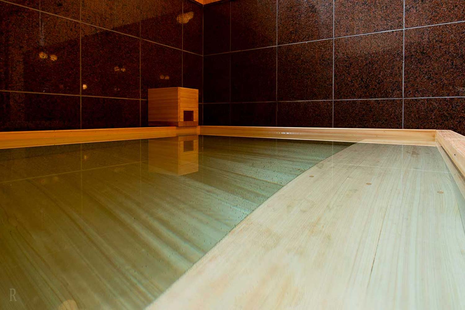 The resort also features a spa facility, Kariko-no-Yu, equipped with a large
              public bath and bedrock bath.