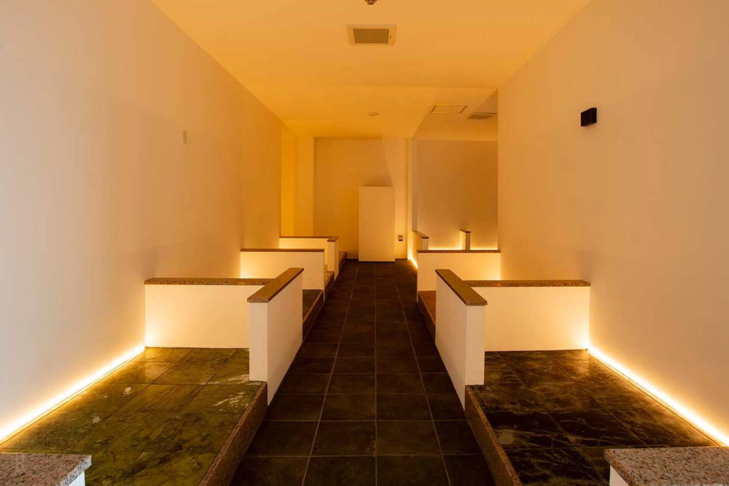 The resort also features a spa facility, Kariko-no-Yu, equipped with a large
              public bath and bedrock bath.